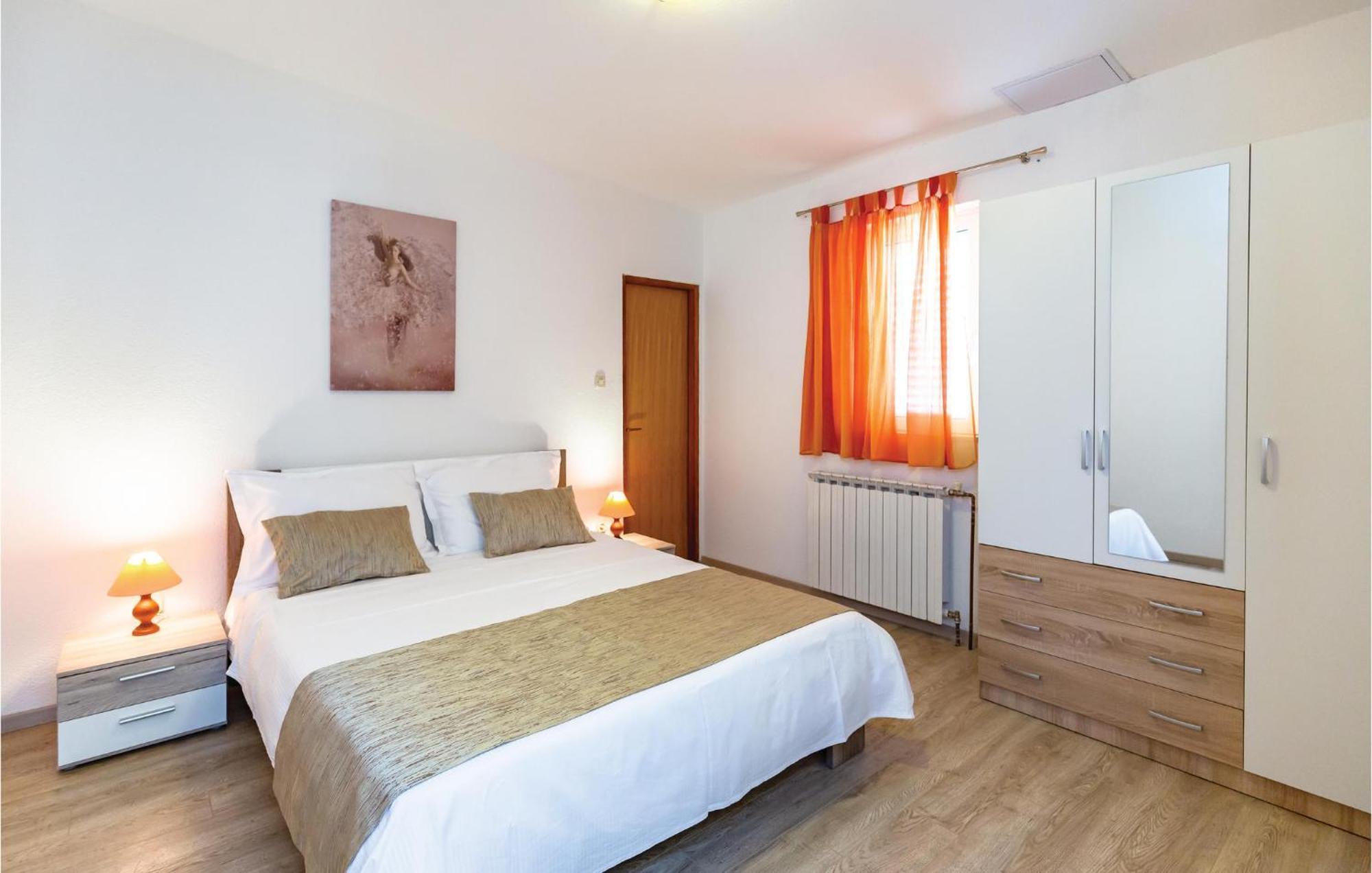 2 Bedroom Cozy Apartment In Макарська Екстер'єр фото