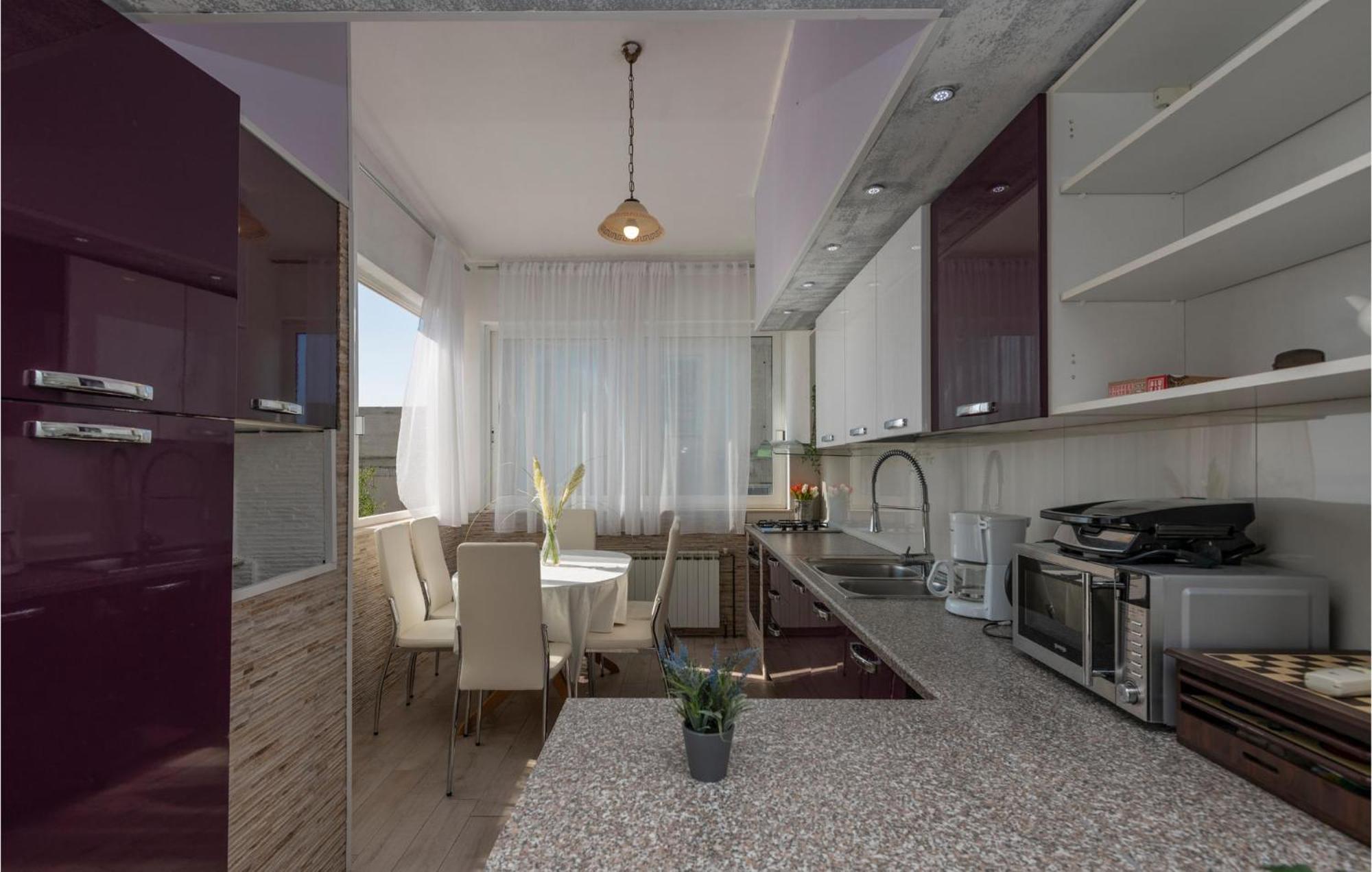 2 Bedroom Cozy Apartment In Макарська Екстер'єр фото