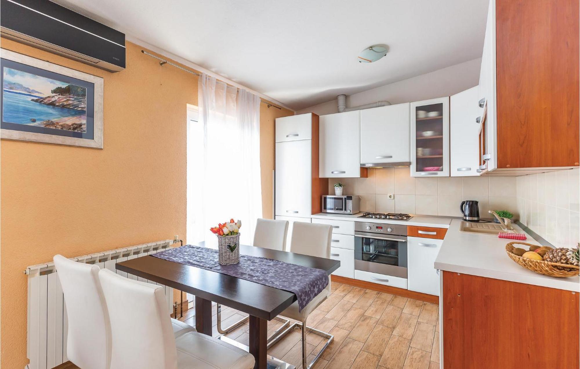 2 Bedroom Cozy Apartment In Макарська Екстер'єр фото