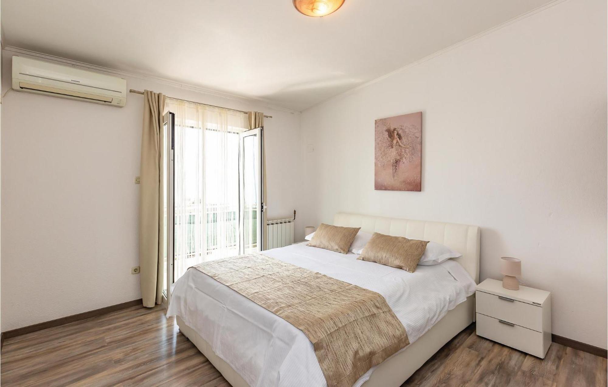 2 Bedroom Cozy Apartment In Макарська Екстер'єр фото