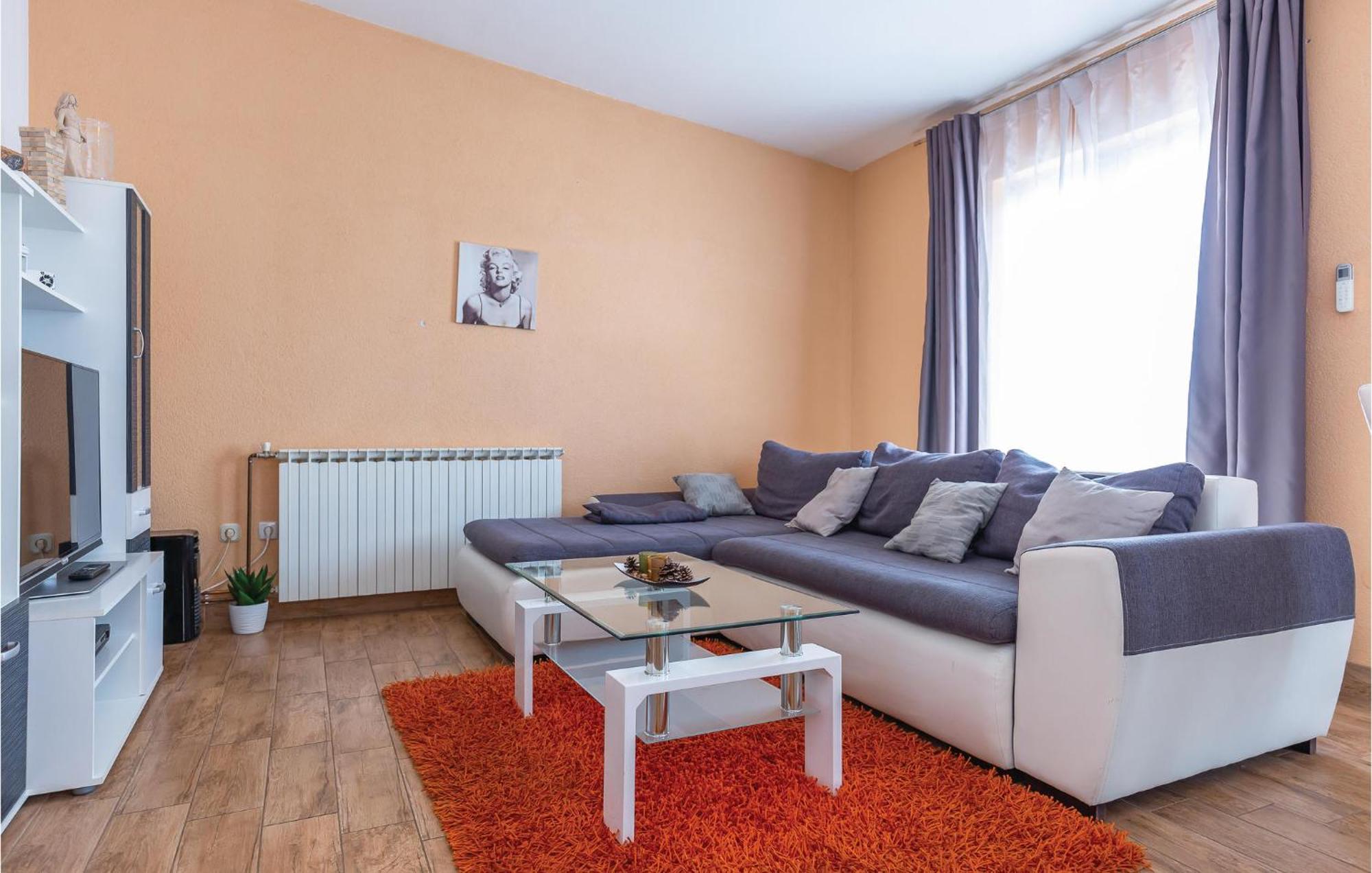 2 Bedroom Cozy Apartment In Макарська Екстер'єр фото