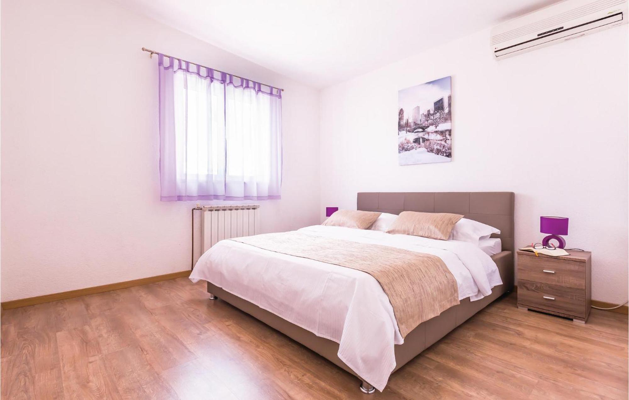 2 Bedroom Cozy Apartment In Макарська Екстер'єр фото