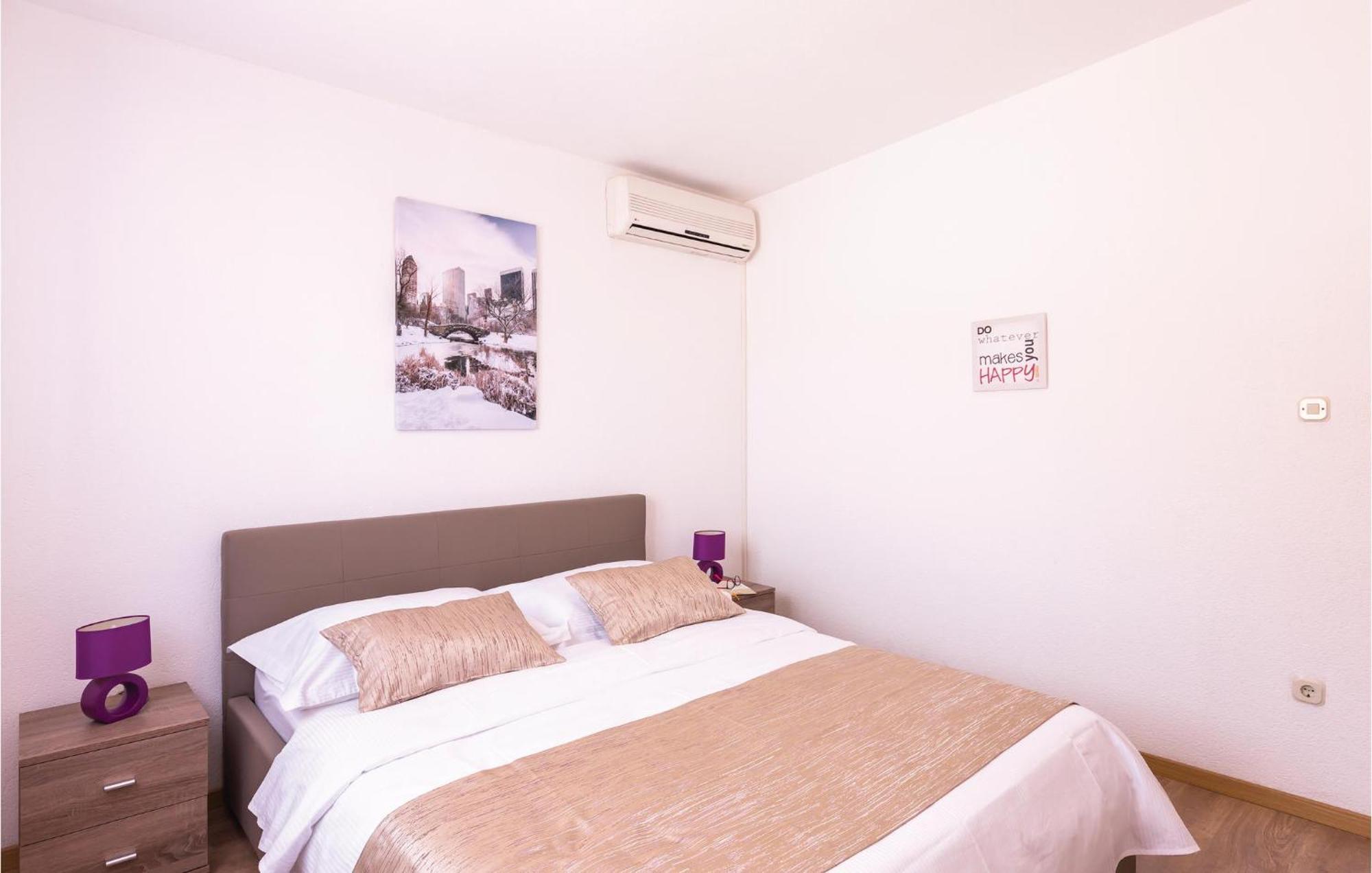 2 Bedroom Cozy Apartment In Макарська Екстер'єр фото