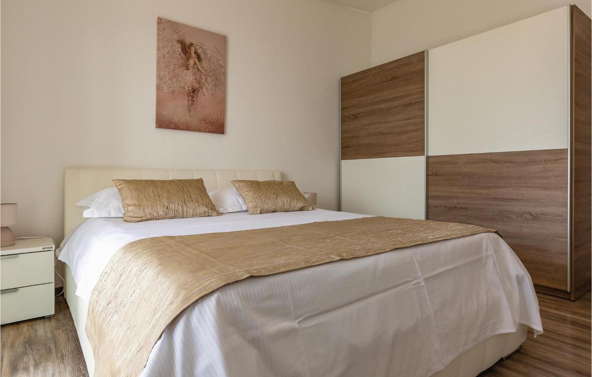 2 Bedroom Cozy Apartment In Макарська Екстер'єр фото