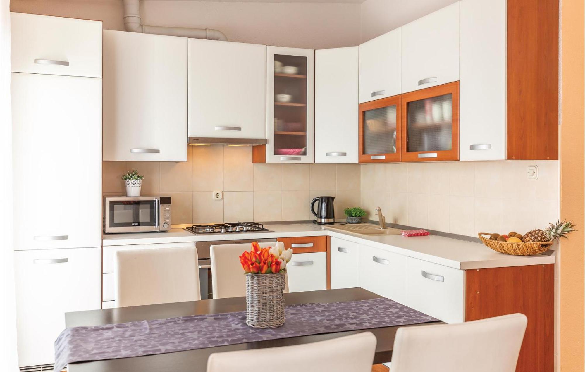 2 Bedroom Cozy Apartment In Макарська Екстер'єр фото