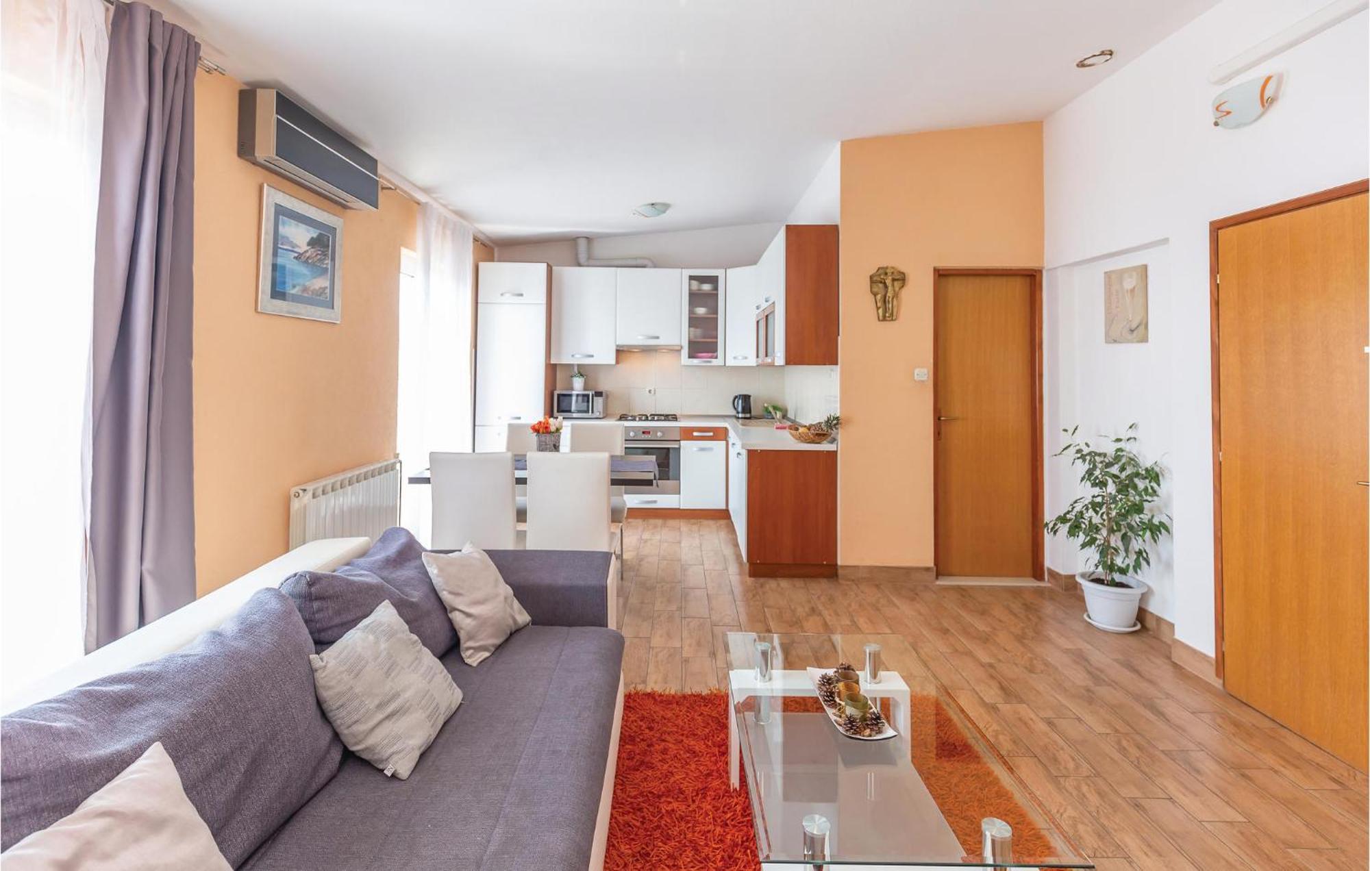 2 Bedroom Cozy Apartment In Макарська Екстер'єр фото