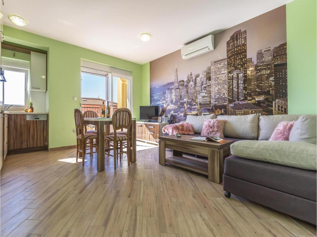 2 Bedroom Cozy Apartment In Макарська Екстер'єр фото