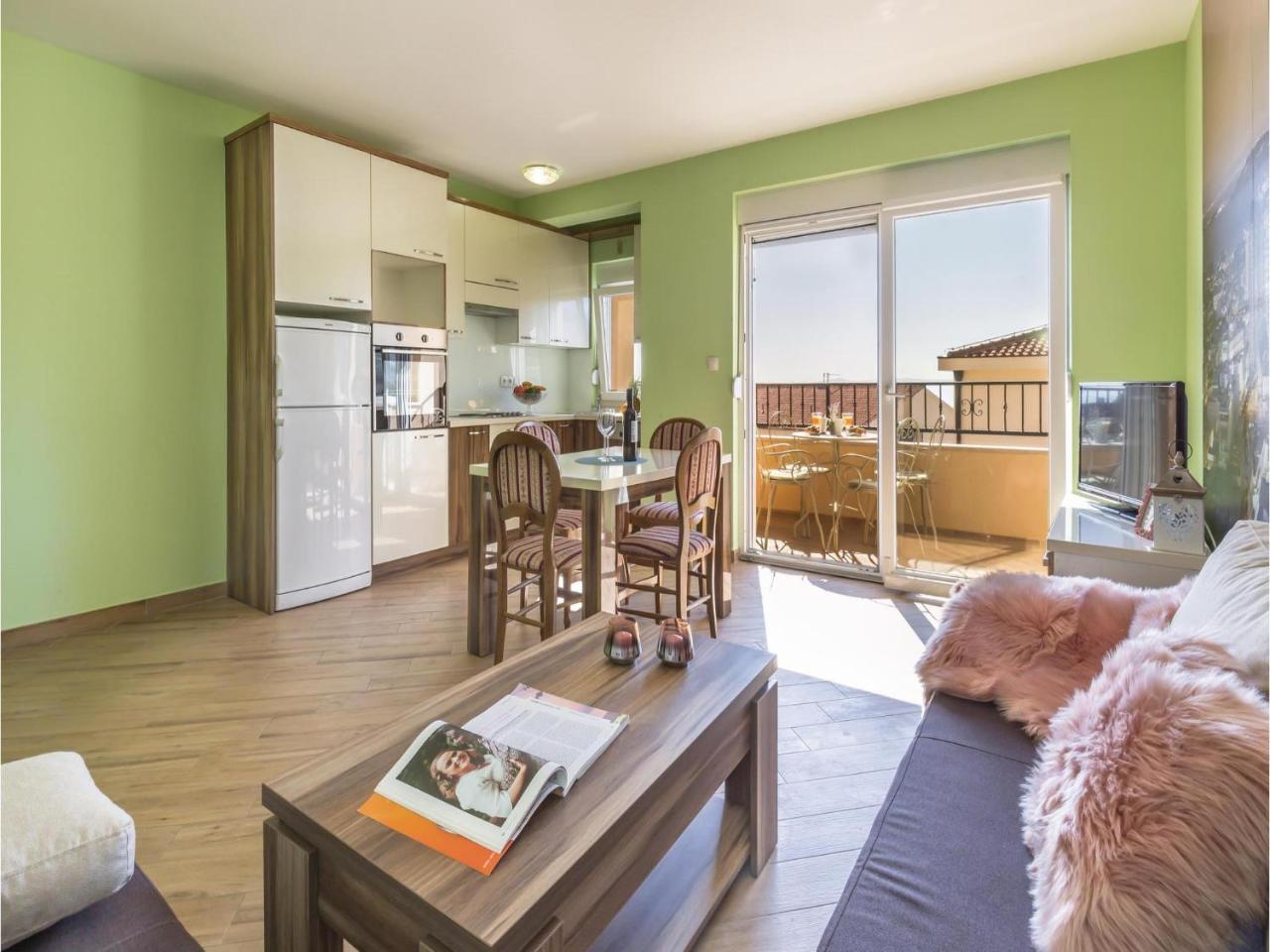 2 Bedroom Cozy Apartment In Макарська Екстер'єр фото