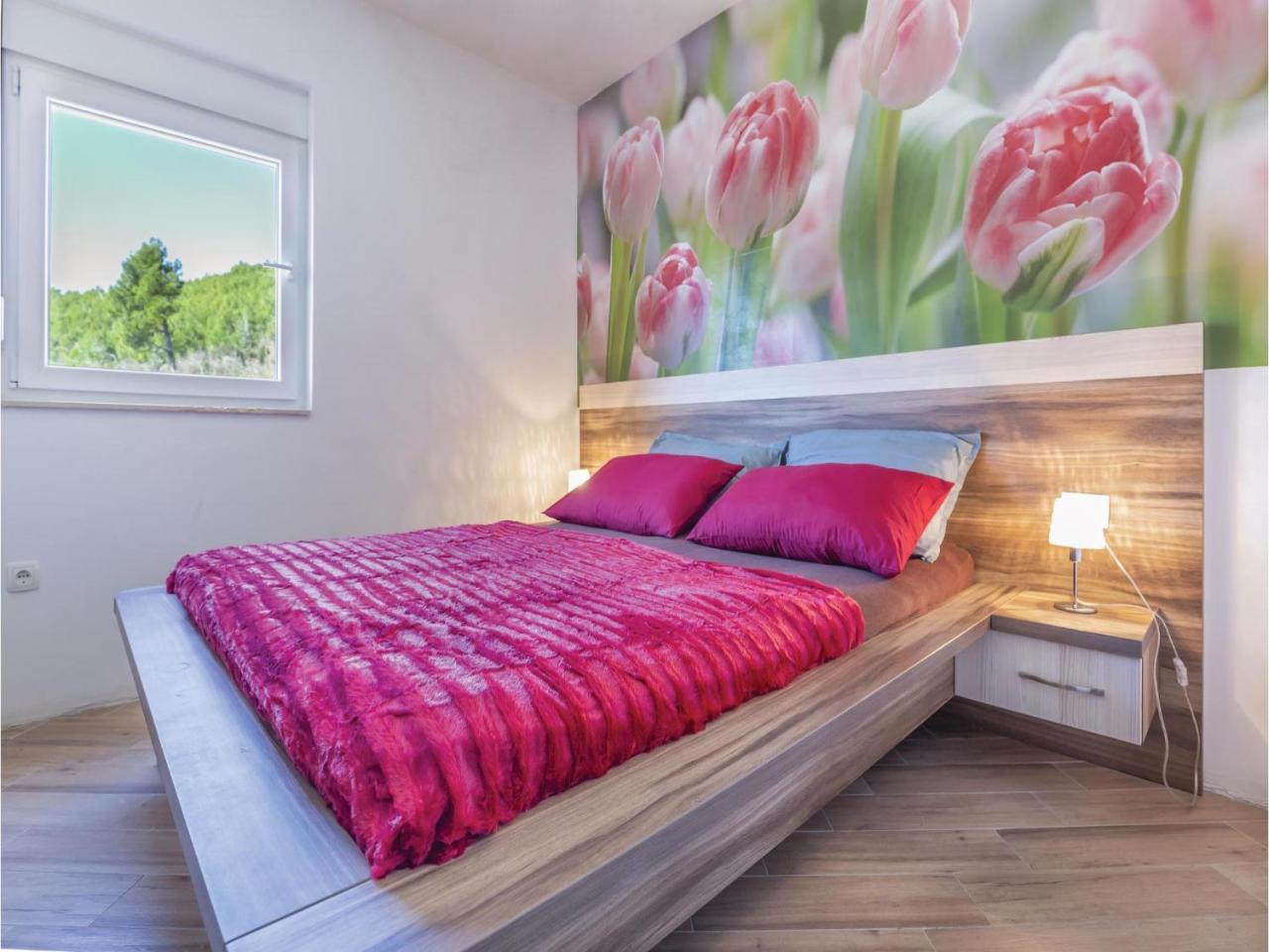 2 Bedroom Cozy Apartment In Макарська Екстер'єр фото