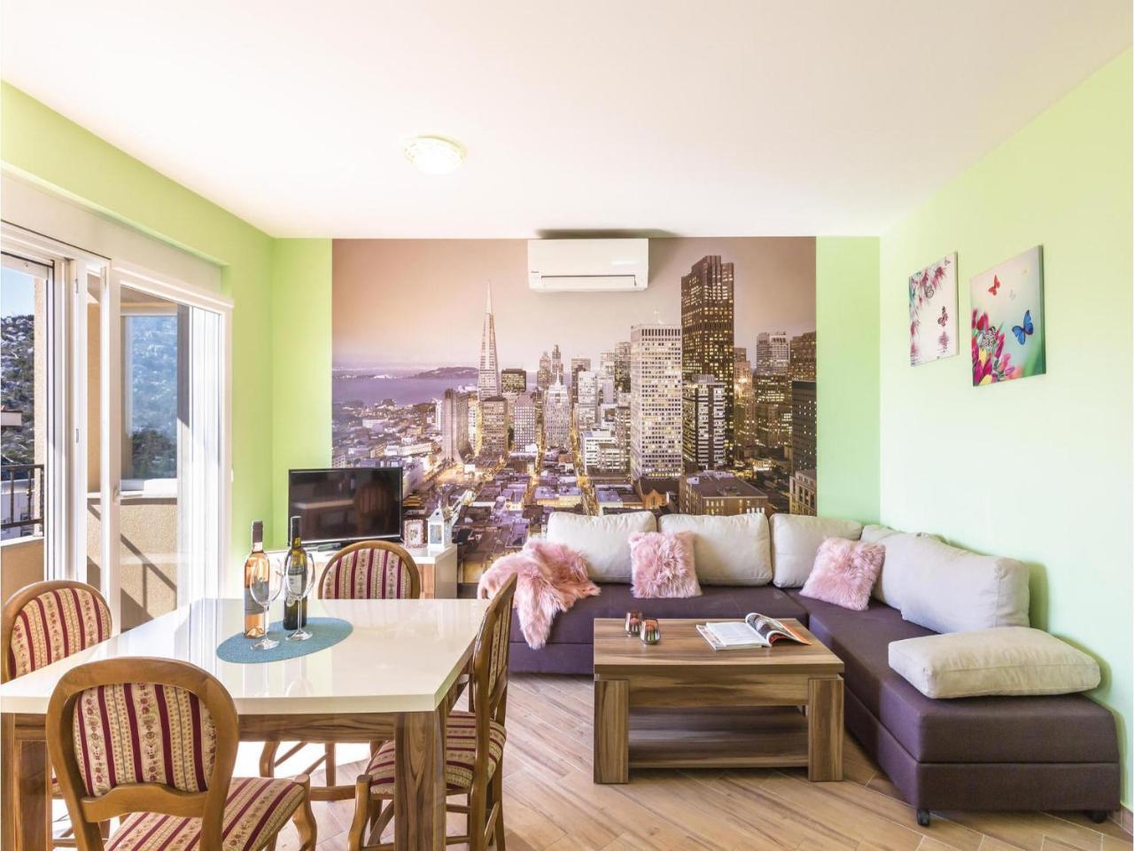 2 Bedroom Cozy Apartment In Макарська Екстер'єр фото