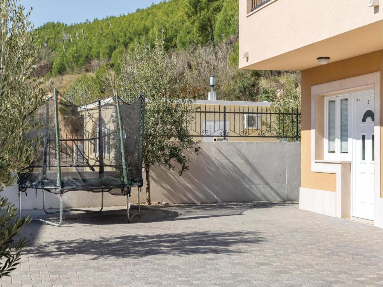2 Bedroom Cozy Apartment In Макарська Екстер'єр фото