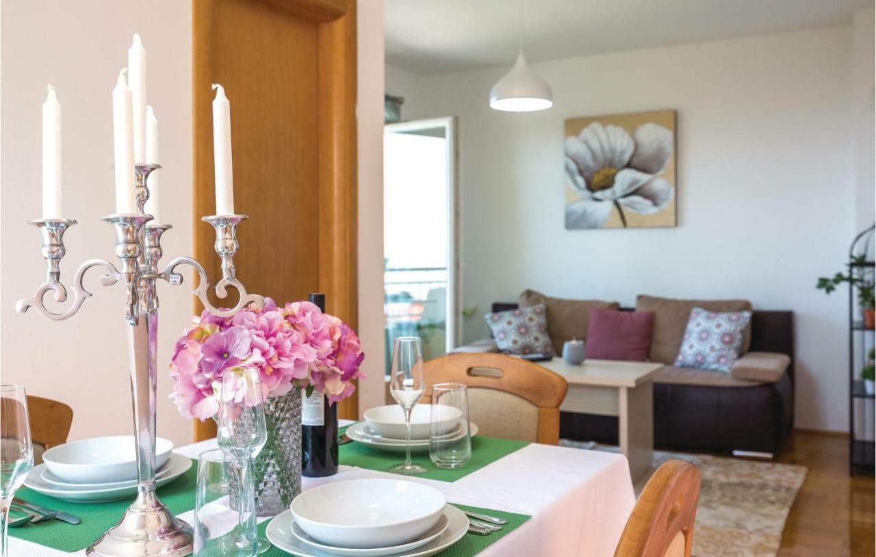 2 Bedroom Cozy Apartment In Макарська Екстер'єр фото