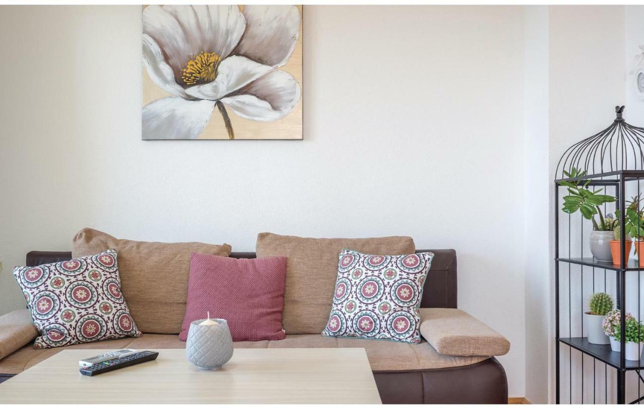2 Bedroom Cozy Apartment In Макарська Екстер'єр фото