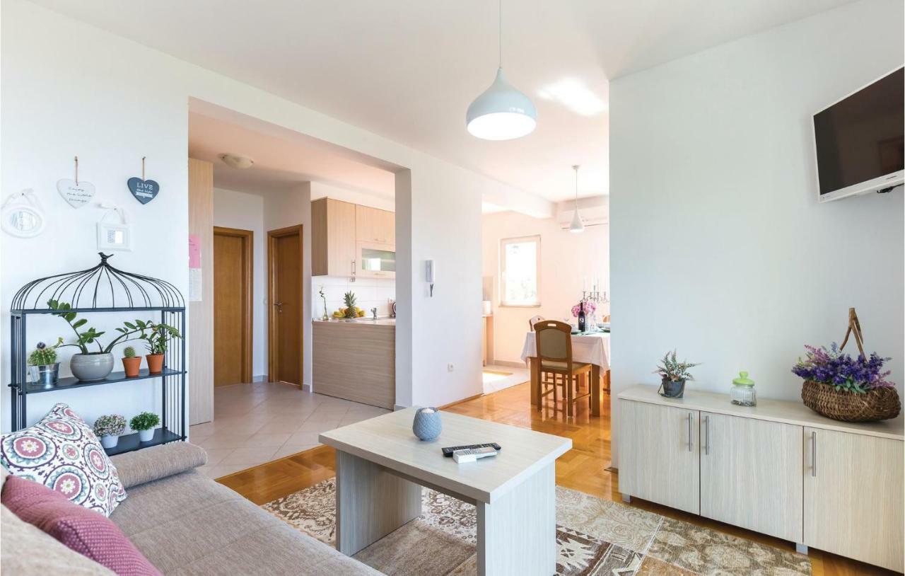 2 Bedroom Cozy Apartment In Макарська Екстер'єр фото