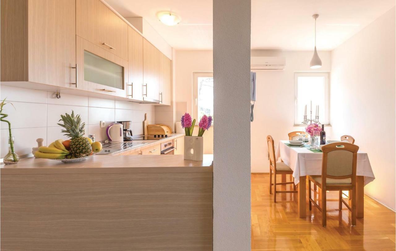 2 Bedroom Cozy Apartment In Макарська Екстер'єр фото