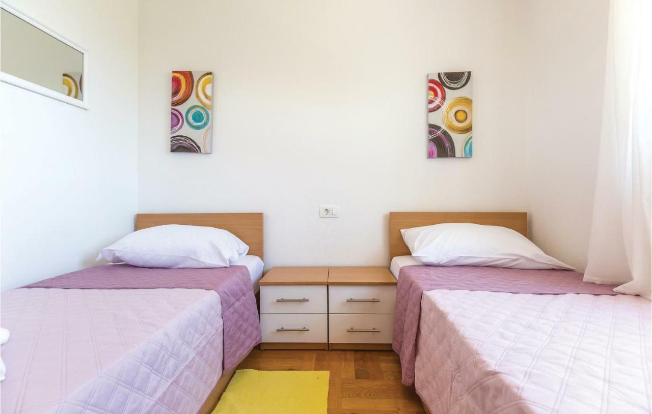 2 Bedroom Cozy Apartment In Макарська Екстер'єр фото