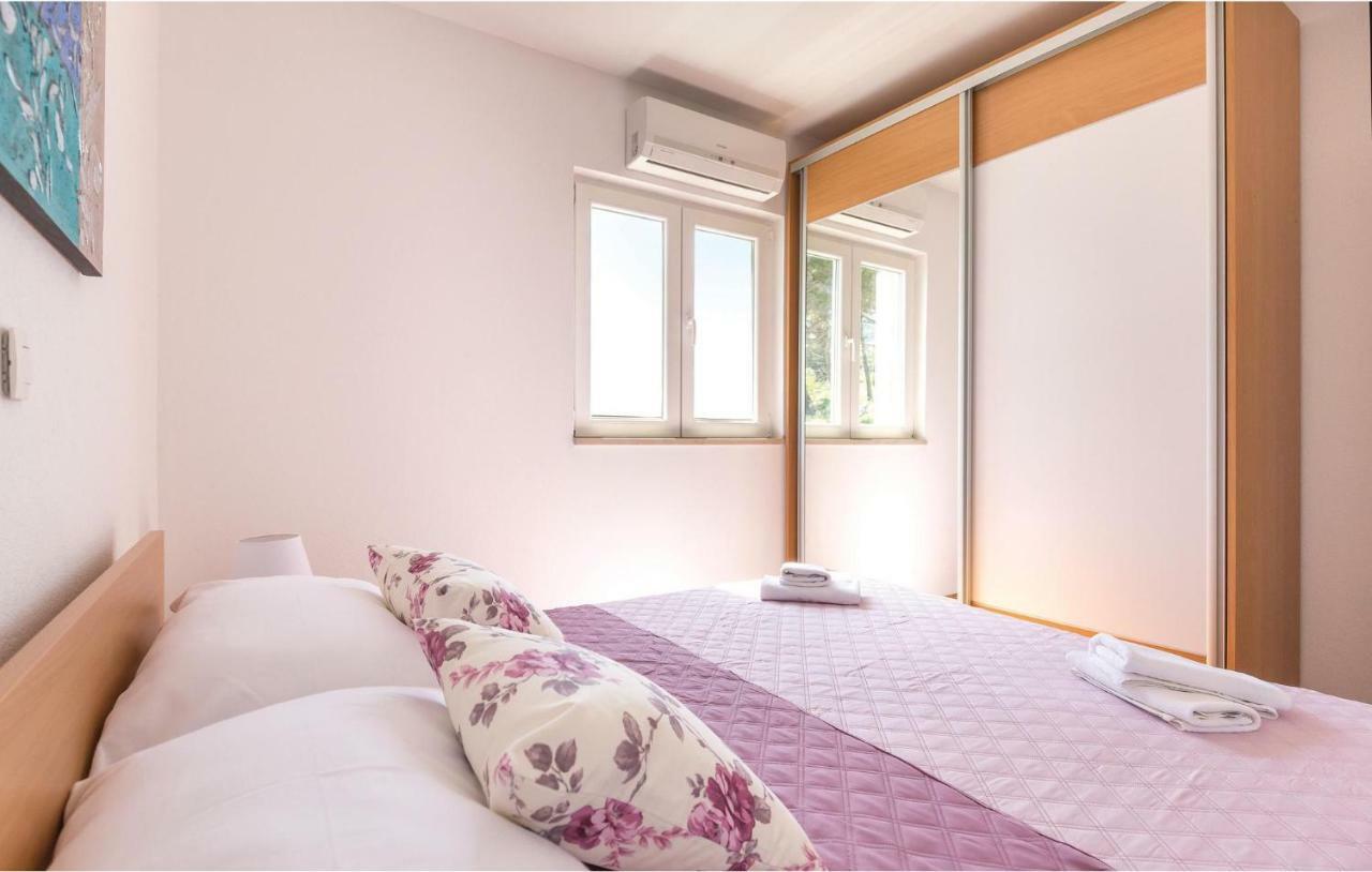 2 Bedroom Cozy Apartment In Макарська Екстер'єр фото
