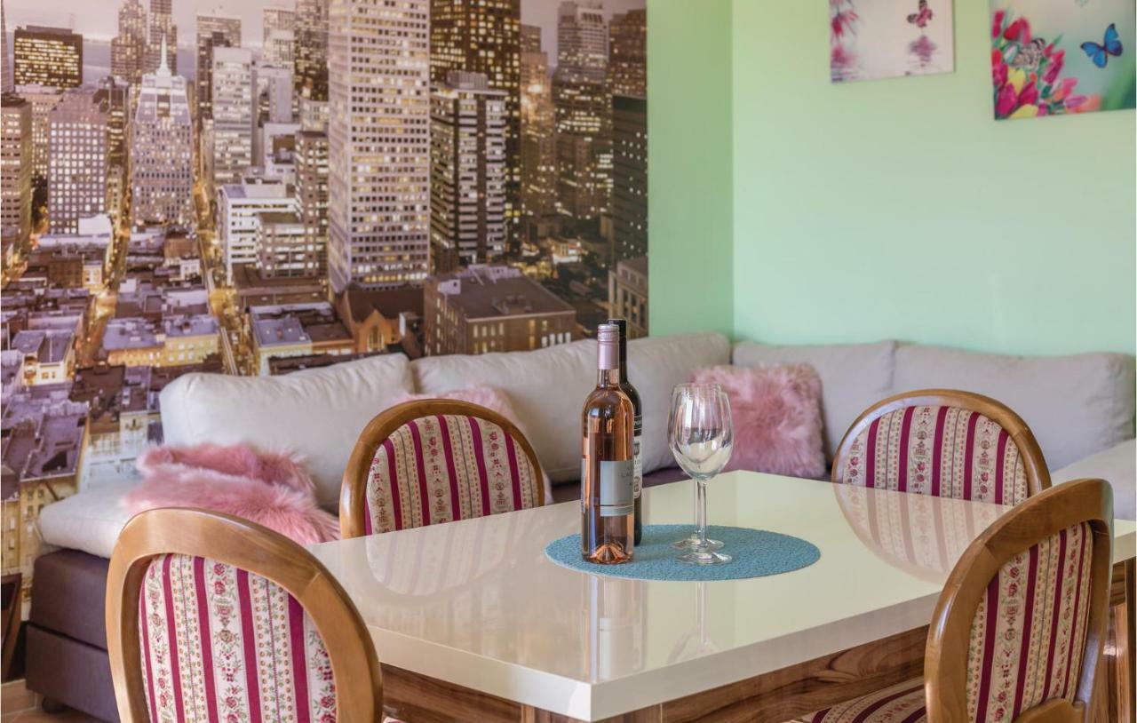 2 Bedroom Cozy Apartment In Макарська Екстер'єр фото