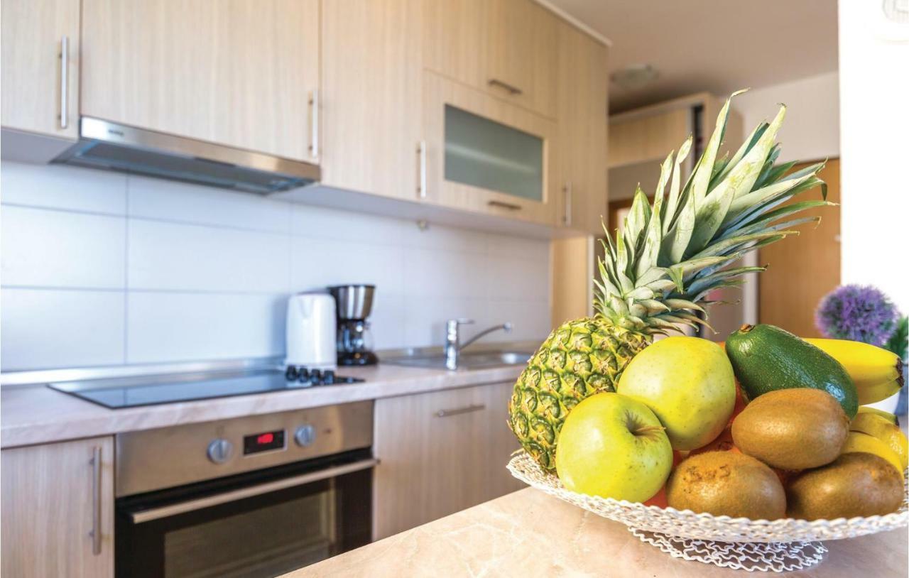 2 Bedroom Cozy Apartment In Макарська Екстер'єр фото