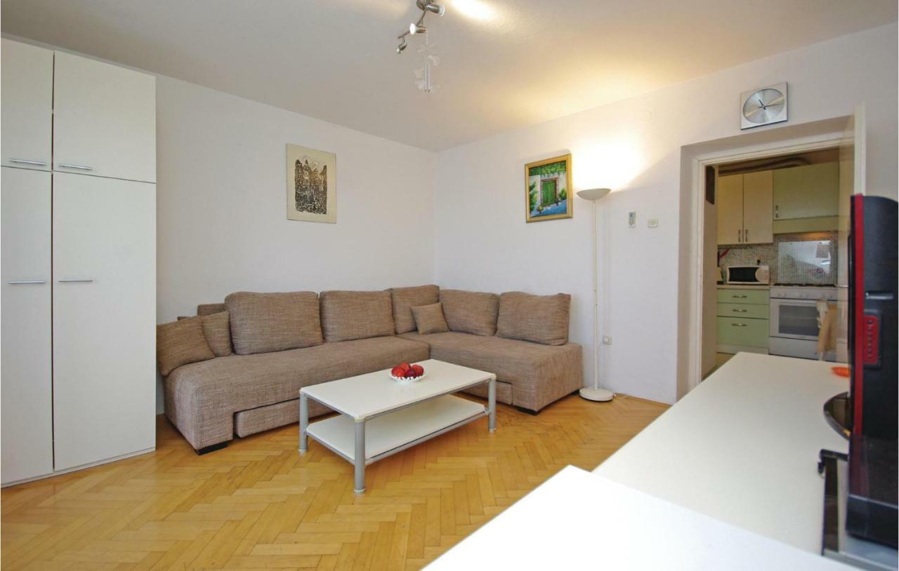 2 Bedroom Cozy Apartment In Макарська Екстер'єр фото