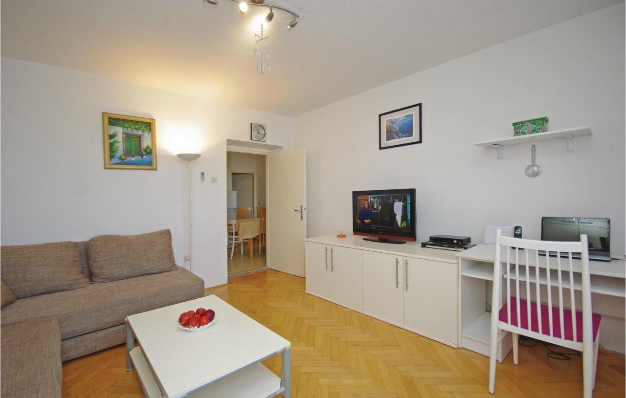 2 Bedroom Cozy Apartment In Макарська Екстер'єр фото