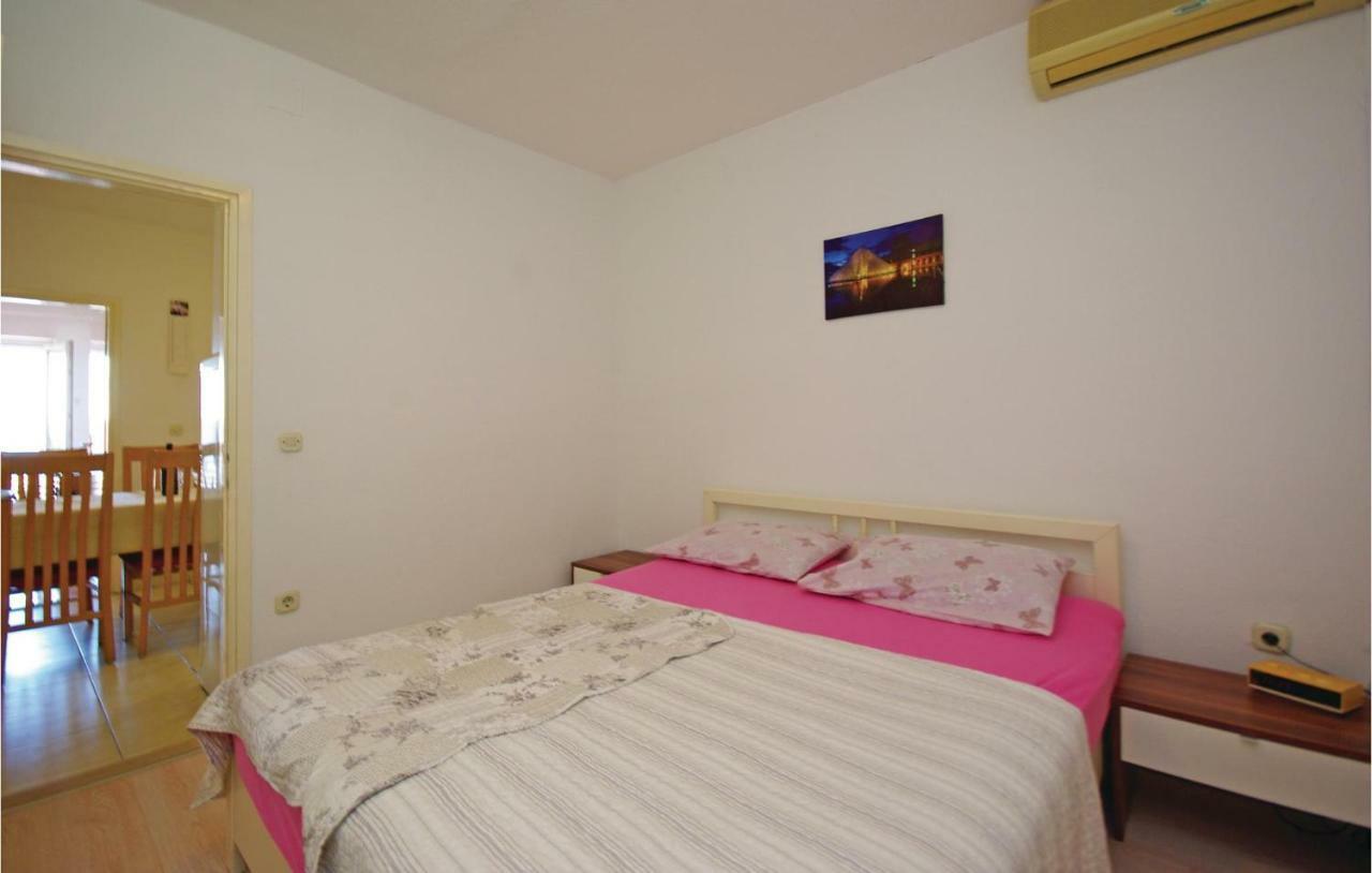2 Bedroom Cozy Apartment In Макарська Екстер'єр фото